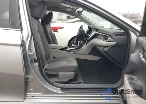 2020 Toyota Camry Le z USA, uszkodzony, nr VIN 4T1C11AK2LU984406